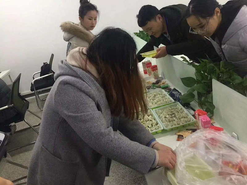 今日冬至，啟邁給全體員工送溫暖